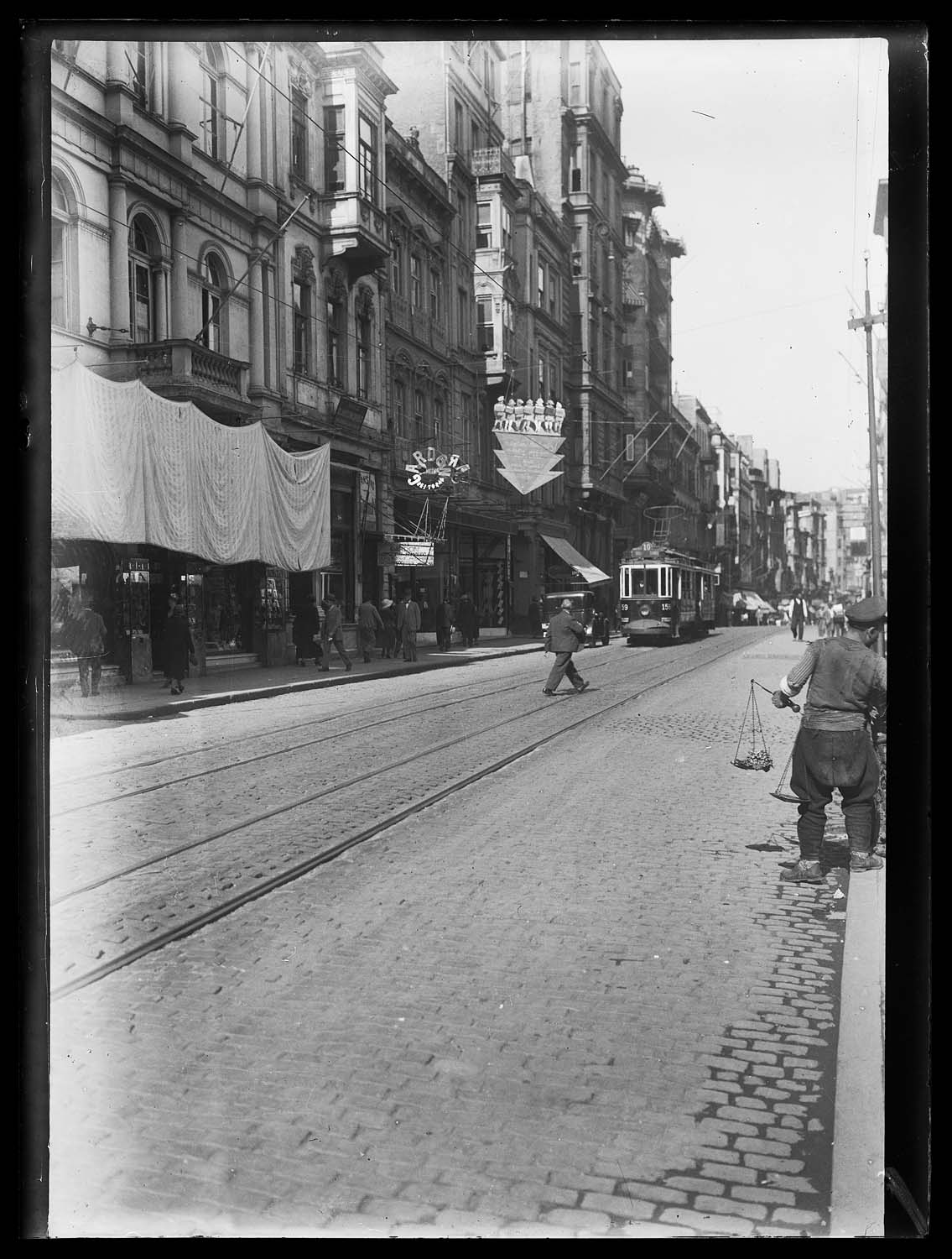 La grande rue de Pera à la hauteur du passage Karlman